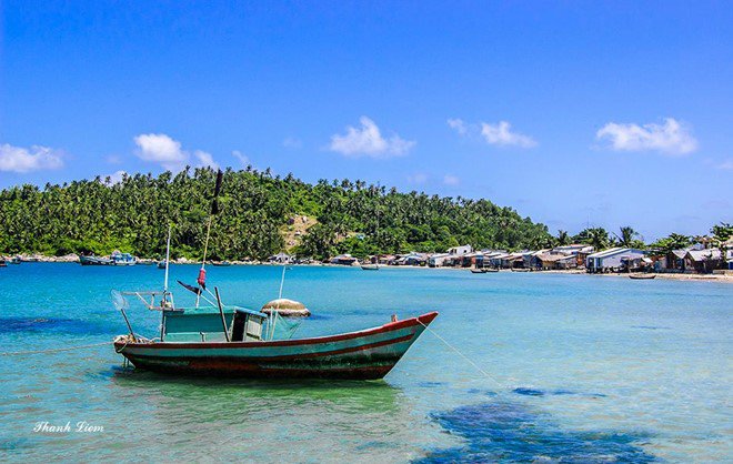 Ảnh chụp B&atilde;i Giếng. Đ&acirc;y cũng l&agrave; nơi bạn c&oacute; thể thưởng thức hải sản ngon với gi&aacute; rẻ.